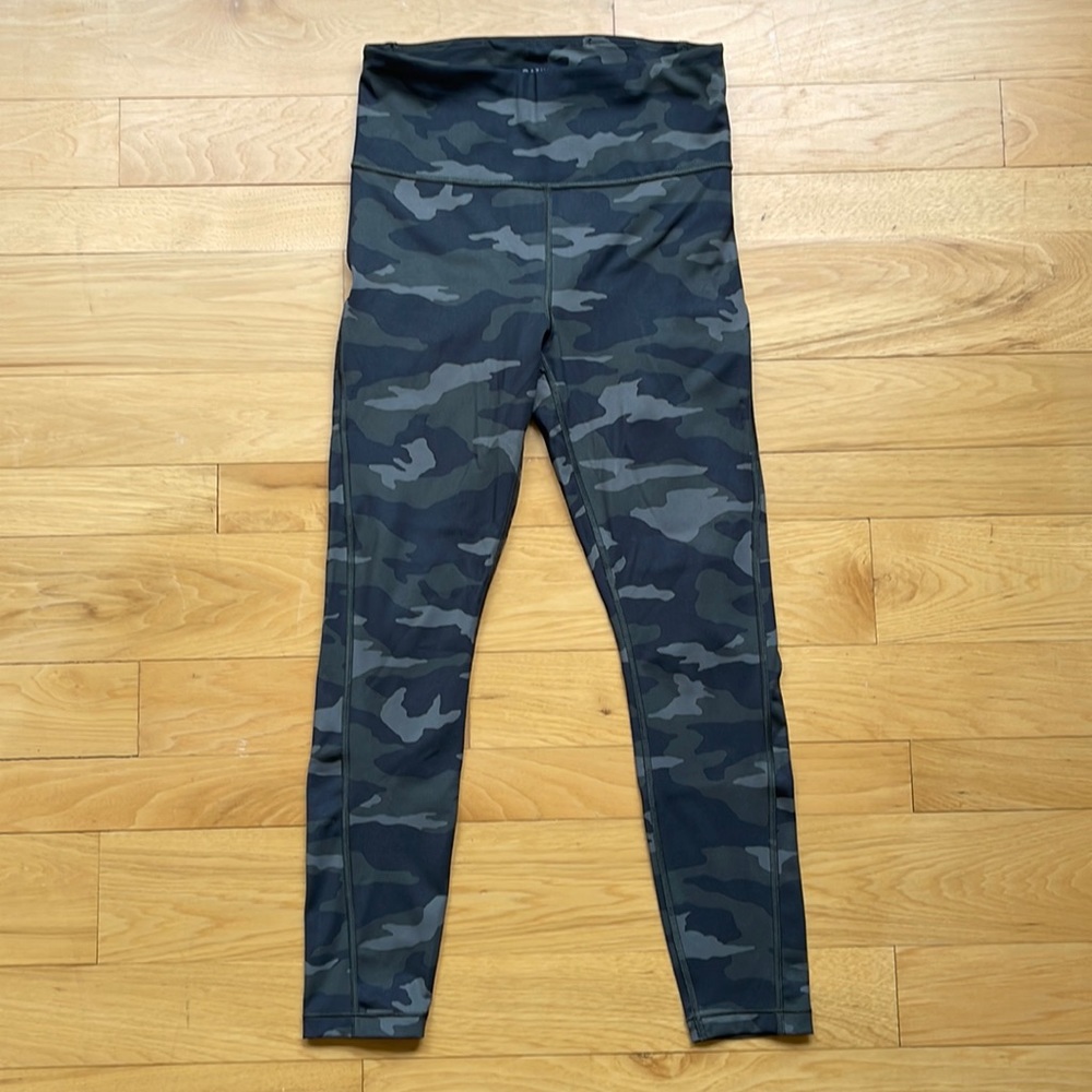 Athleta Ultimate tight stash 7/8 length size xs